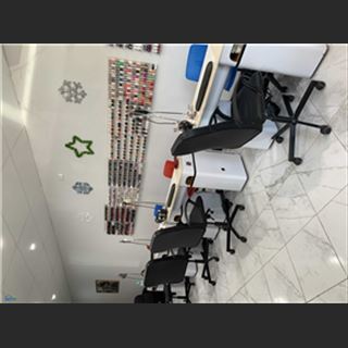 Shop nail ở Richmond có 5spa, 4 bàn, 2 phòng waxing cần sang lại