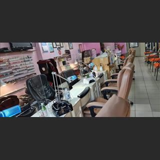Cần sang tiệm nail vùng Coburg trong khu shopping